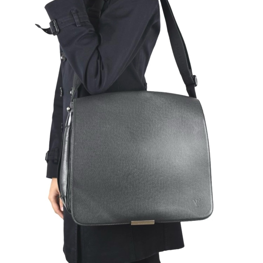 Authentic Louis Vuitton Viktor Messenger Bag M30142 black arsoise unisex